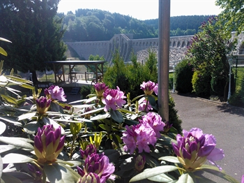 Blick zur Staumauer.jpg