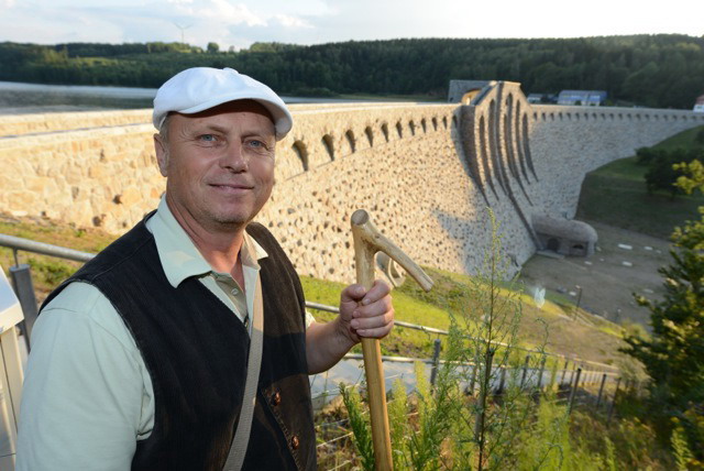 Wanderwegewart an der Talsperre Klingenberg.jpg